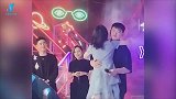 赵本山龙凤胎儿女合体，牛牛偷袭亲吻妹妹，球球害羞跺脚好可爱