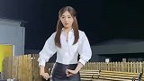 张含韵挑战网红舞，魔性舞姿一出，网友：姐姐怕是来搞笑的吧