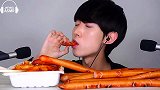 帅哥吃的是香肠吗