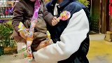 我们都快50了又生了个丫头，每天像跟屁虫一样跟着她哥，不让她跟还斜我，把她哥整的哭笑不得，啥时候才能找到你嫂子