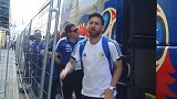 阿根廷全队抵达下榻酒店 数百球迷唱歌为球员打气