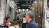 一早上卖出400个锅贴，河南姑娘做的面食受欢迎，四娃也要尝鲜