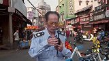 整条街的夜市经营都由他来掌控，商贩们也都信服他
