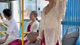 公交车上发生暖心的一幕，为善良的美女点赞