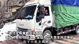 货车司机下雪天误入山路，身旁是悬崖不敢开车急得抹泪，路过大哥果断相助