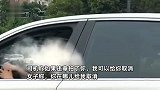 女子开车等红灯挡住救护车，120司机下车劝说未果，目击者：怎么说她都不挪