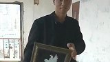 江湖艺人表演的魔术，把假的鸽子变成真的鸽子，好神奇！