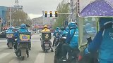 马路搞笑一幕，美团兄弟被饿了么包围了，眼前一幕太逗了……