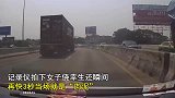 这男子命真大！与死神只差0.1秒，要不是拍下，谁信