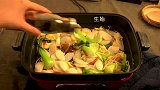 炒年糕要趁热吃。