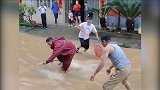 湖南一县突降暴雨市民街头抓鱼，市民：水不深，最大的鱼5斤多