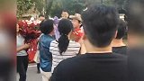 天津一小区居民为迎接民兵邻居返乡，拉横幅、放礼花、敲锣打鼓！