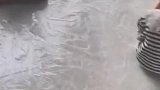 贪玩萌娃拆3桶洗衣液自制溜冰场