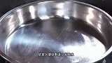 这是最近网上很火爆干蒸排骨新做法，做法简单，排骨又嫩又入味