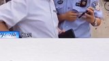撞车不承认警察上门也不怕，巨婴当惯了？ 