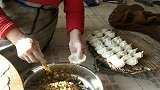 东北妈妈包饺子喽，酸菜猪肉馅的，看着就好吃！