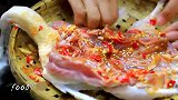 村花荒野秘制烤鸡，再刷上特色辣酱，吃得贼过瘾