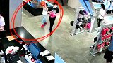 某商场的玻璃墙垮塌，小男孩当场就被砸到了