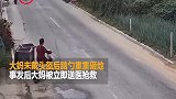 山东摩托车与电动车相撞大妈头部重摔抢救无效身亡