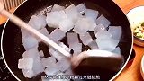 河南传统小吃炒凉粉，黄豆酱，麻辣粉和青蒜苗，炒凉粉的绝配