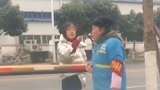 疑因5元停车费 4人当街打骂收费大妈:你世代守门