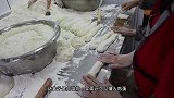 山东大娘卖炸肉盒，店小生意火4个员工忙不过来，一月能卖好几万