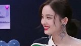 同样是喷香水，周洁琼的姿势太仙了，娜扎却像个“女汉子”！