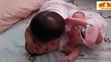 7个月的双胞胎，妹妹把姐姐按在身下扇巴掌，妈妈哭笑不得！