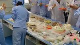 围着桌子转这也吃的太嗨了