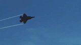 美国女飞行员驾驶F-35战斗机，轻松飞出“落叶飘”特技