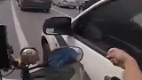 河北一交警开车不系安全带被骑手训斥 警方通报