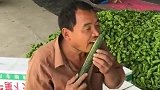 买黄瓜，送削皮，老板真热心！