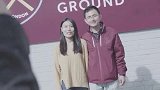 中超-17赛季-华人夫妇蜜月英伦行 西汉姆联诺队长布尔特意为球迷夫妇送月饼-专题