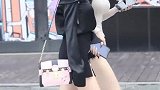 时尚街拍小姐姐这身材，是多少男生梦寐以求啊！