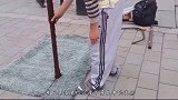 街头悬浮术怎样做到的外国小伙蹲点拍摄，发现了一个大秘密