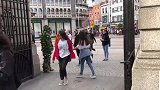 男子在门口伪装成草人恶搞路人，真是太贱了