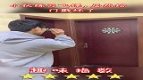 小伙练习飞镖，居然给门戳坏了
