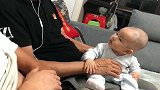 8个月的儿子看大人说话，接下来的一幕，这个小表情真是逗！