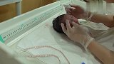 刚出生20分钟的小宝宝，眼睛黑亮水灵，好漂亮！