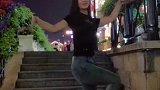 来到盐城的网红街，开心的跳个舞