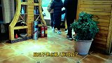 美女吃铁锅炖大鹅又点个水灵的汤，还想让大厨陪喝酒，结果悲剧了