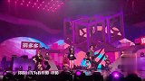 晚会孔雪儿遭遇舞台事故，裙子开了险滑落，机智救场获赞无数