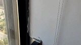 猫咪不停掏窗户缝，主人觉得反常一看吓懵了，赶紧叫来保安