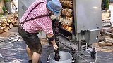 在澳大利亚街头，闻着飘来的香味就看见了烤猪肘子，食欲瞬间被勾了起来！