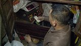 重庆：垃圾堆里捡回旧木柜，暗格里竟藏着3张银行存单