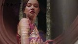 女模特只穿“气球”走秀，不料中途气球“泄气”