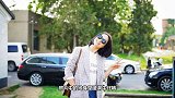 时尚辣妈！朱丹穿破洞牛仔裤搭配西装外套很有范
