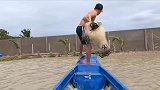 男子撒网捕鱼竟在阴沟里翻船，没想到却收获满满