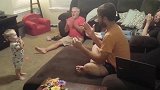 小娃自创宝宝操，手把手教大人们，这小老师太可爱了