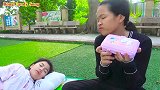 亲子互动：姐姐趁妹妹睡着了，给妹妹涂了一个大花脸